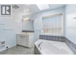 863 Parklands Dr, Esquimalt, BC V9A4L6 Photo 18