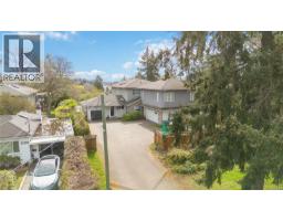 863 Parklands Dr, Esquimalt, BC V9A4L6 Photo 38