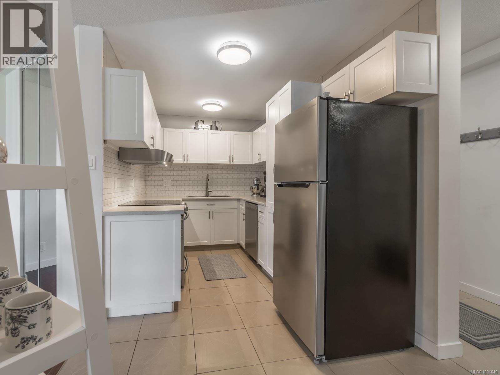 #205 2560 DEPARTURE BAY RD - 21