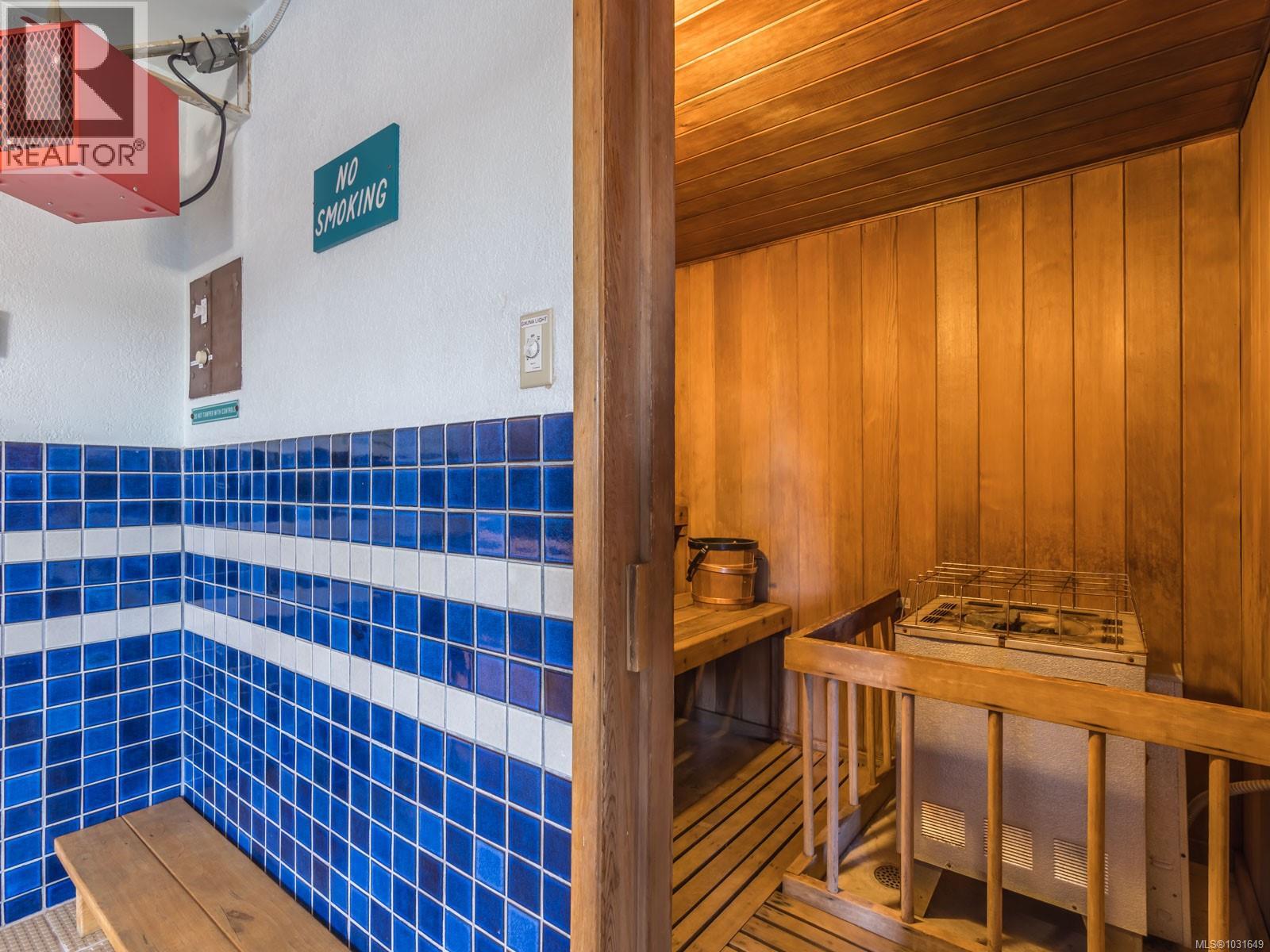 #205 2560 DEPARTURE BAY RD - 31