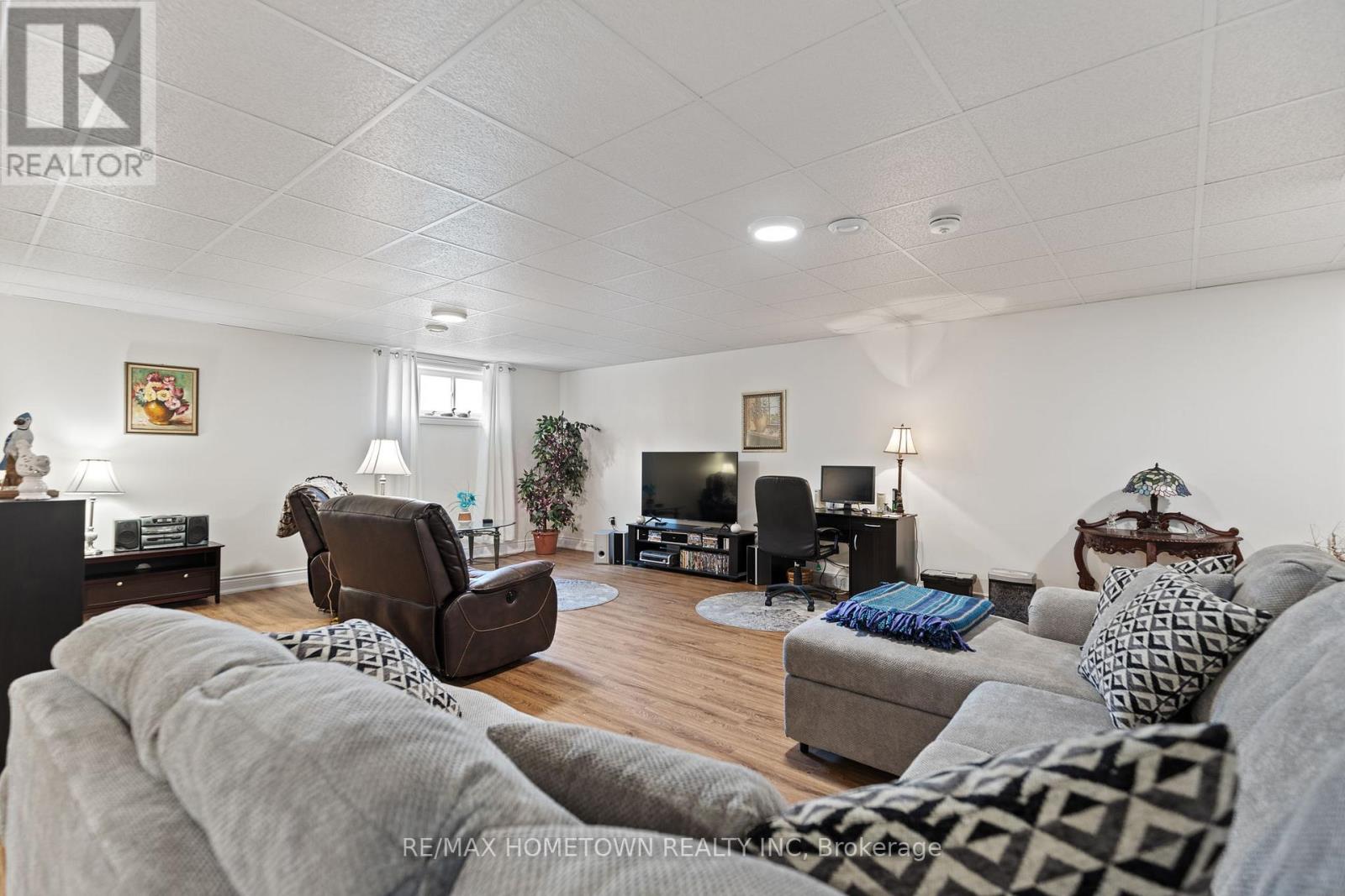 8 BILLINGS AVENUE W — photo 21