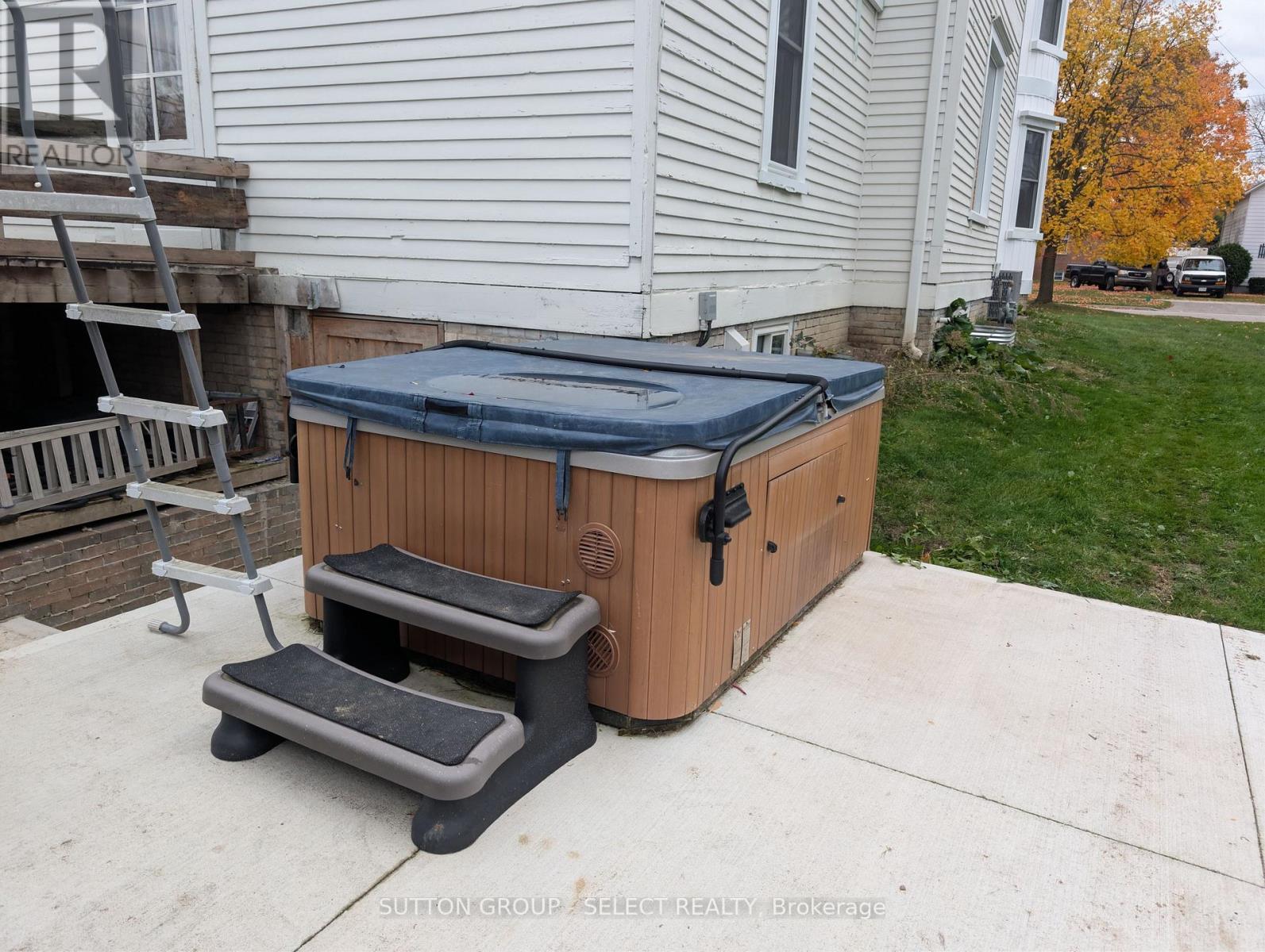 555 ERIE STREET - 4