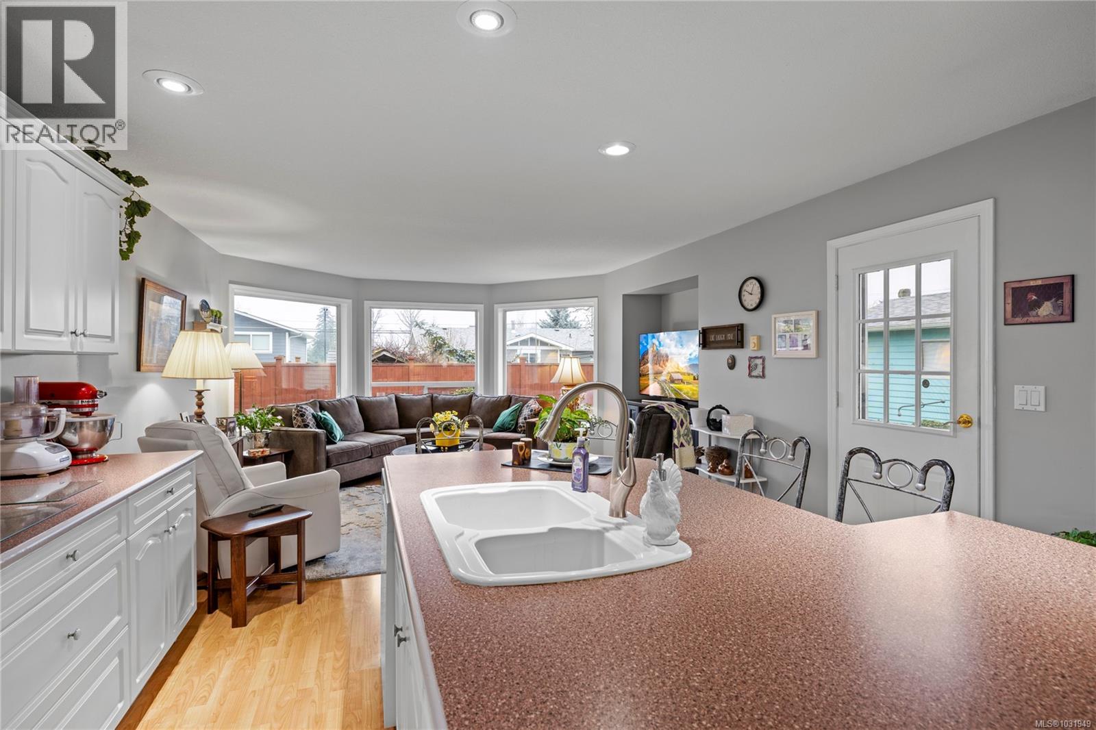 388 MCKILLOP DR - 19