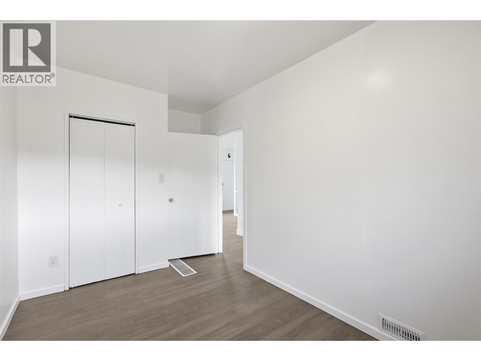 421/423 Alexander Avenue — photo 10