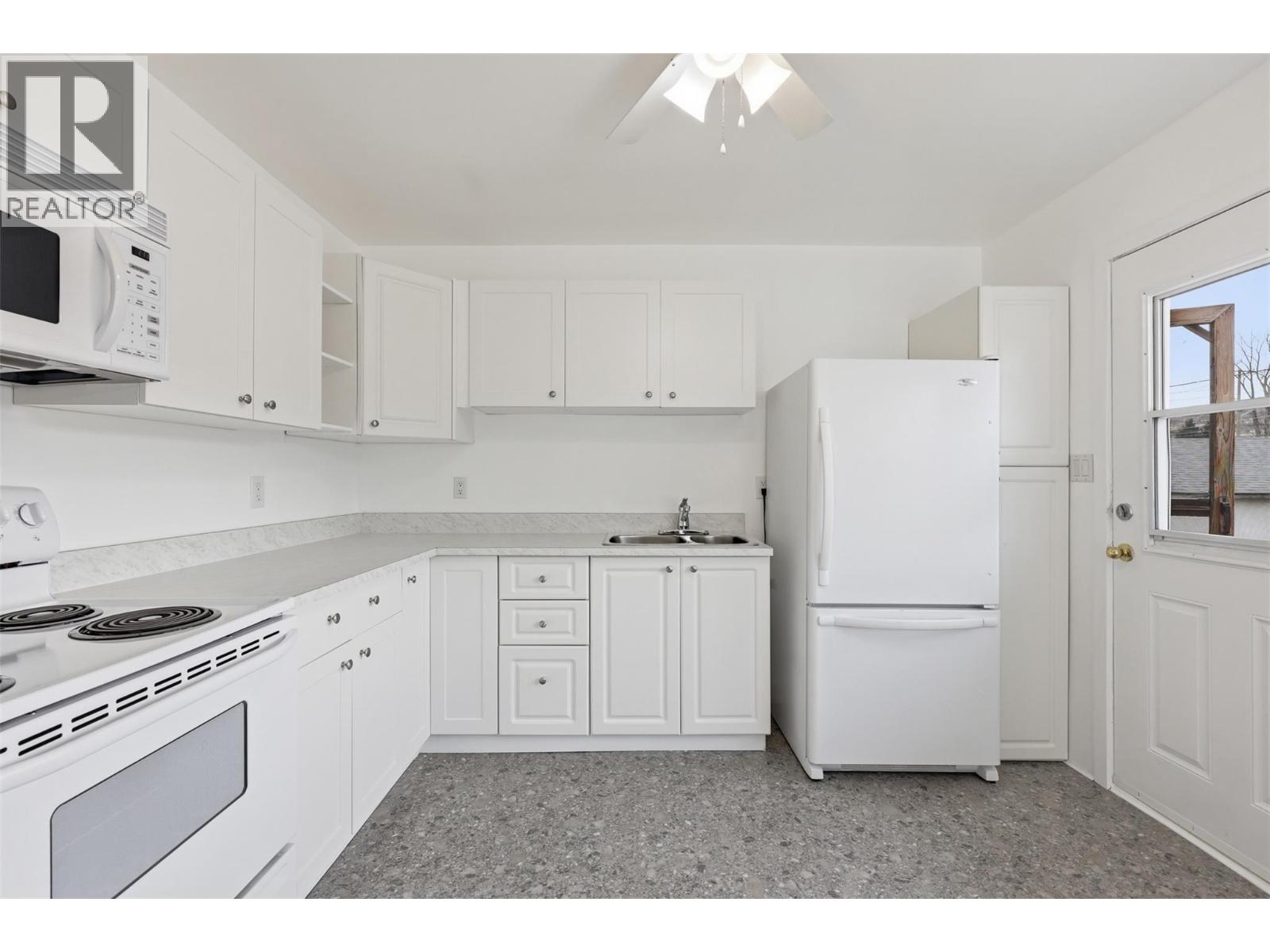 421/423 Alexander Avenue — photo 13