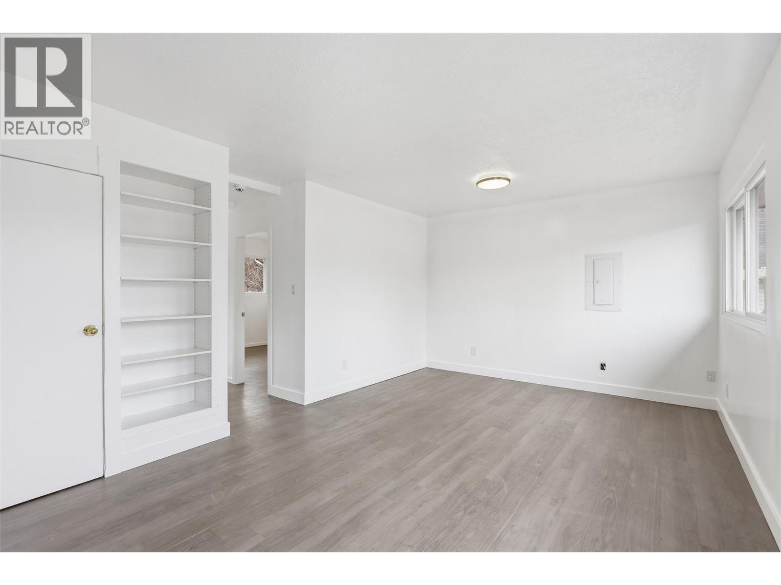 421/423 Alexander Avenue — photo 3