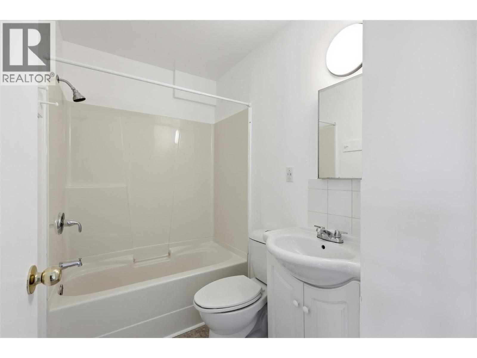 421/423 Alexander Avenue — photo 8