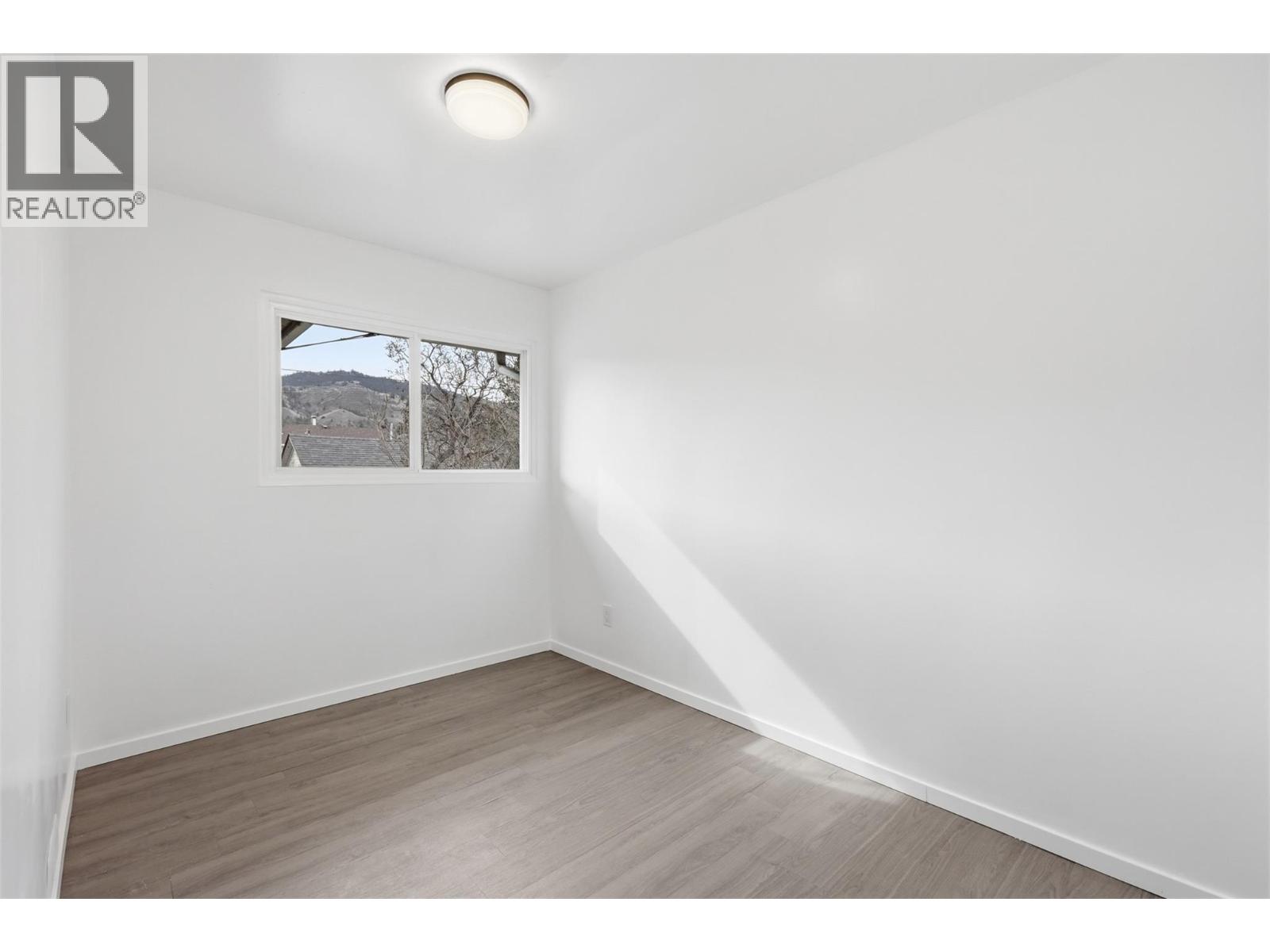 421/423 Alexander Avenue — photo 9