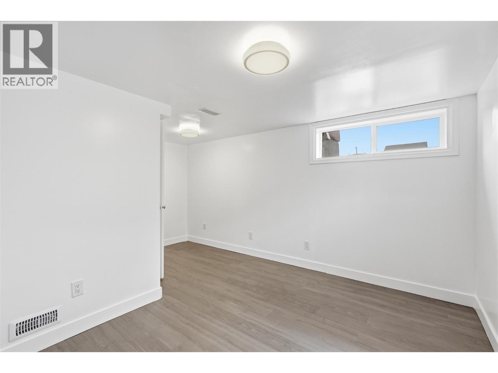 421/423 Alexander Avenue — photo 19