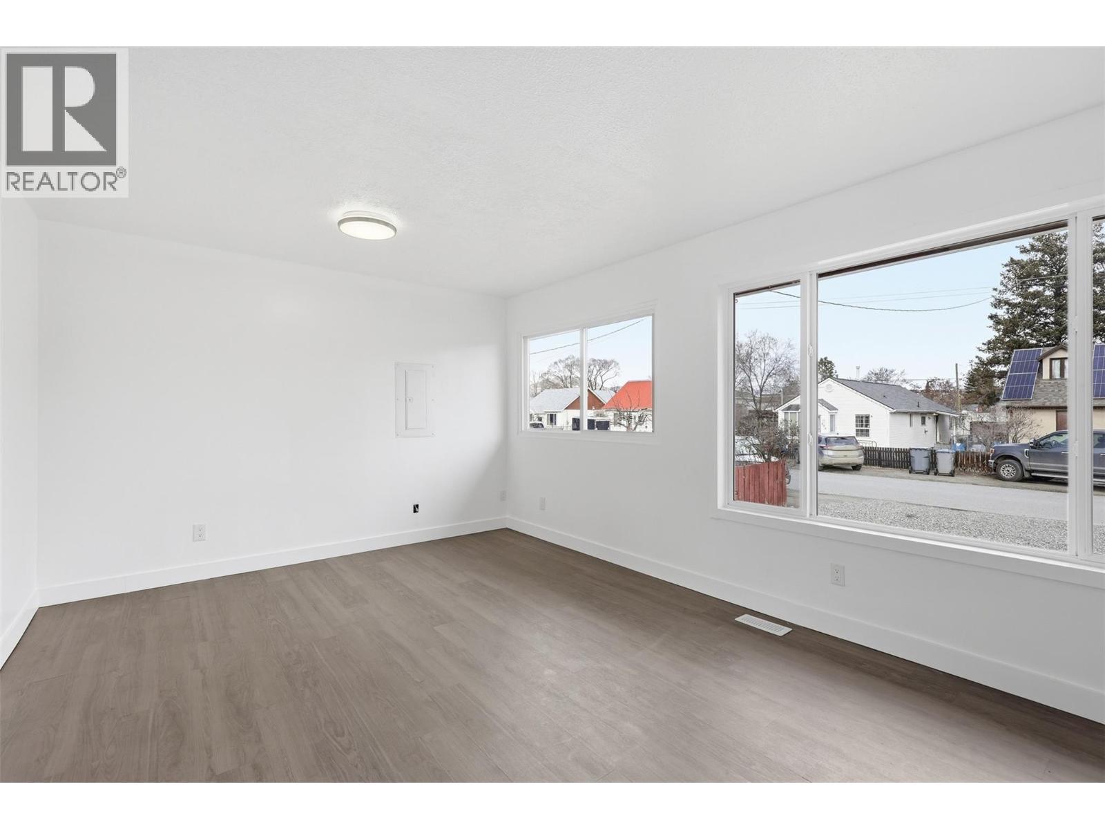 421/423 Alexander Avenue — photo 4