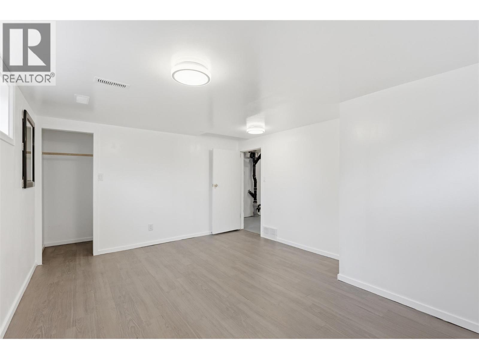 421/423 Alexander Avenue — photo 21