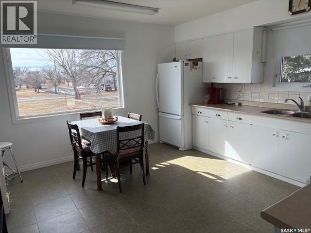 211 Throne STREET — photo 3