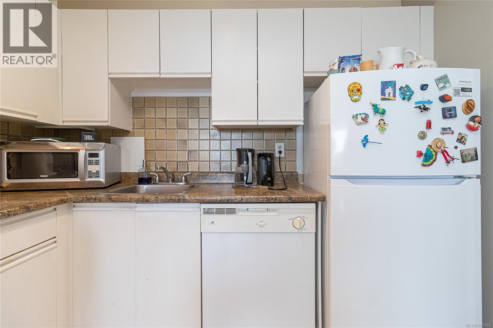 #1109 1630 QUADRA ST - 8