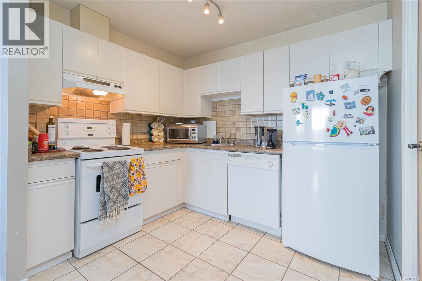 #1109 1630 QUADRA ST - 9