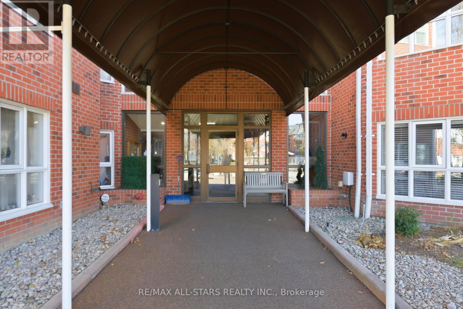312 - 4 HERITAGE WAY — photo 5
