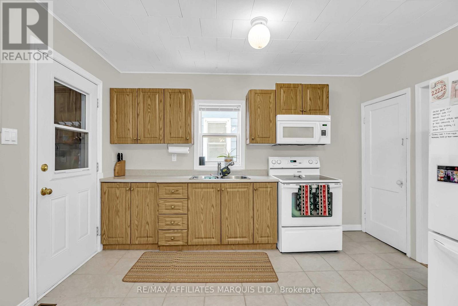 Eat-In Kitchen