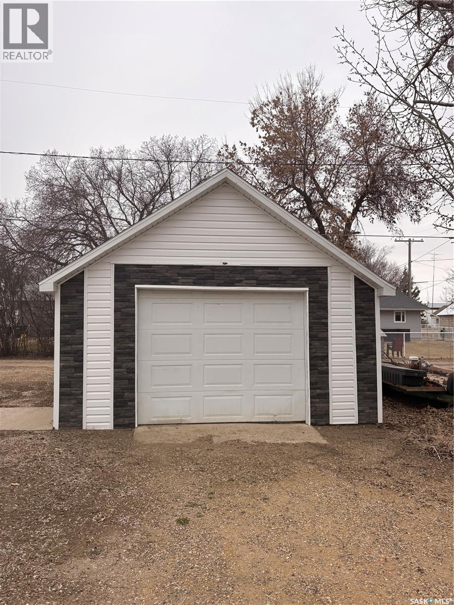 118 2nd STREET E - 12