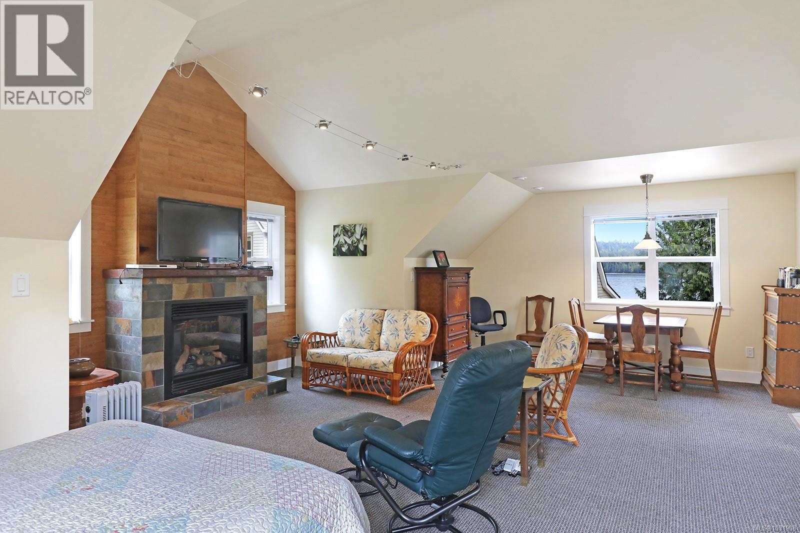 7820 SHIPS POINT RD - 53