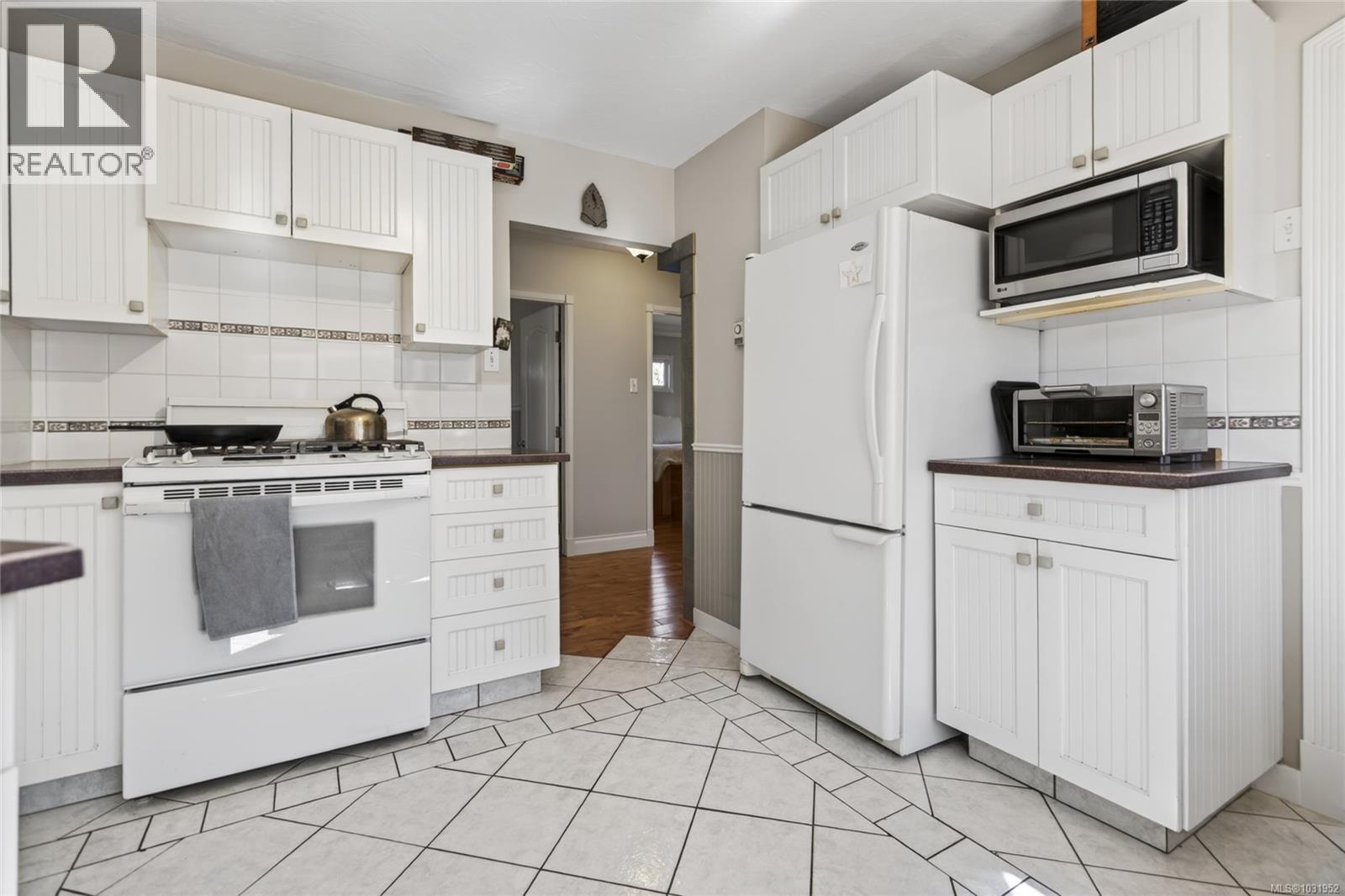 1195 URQUHART AVE - 10