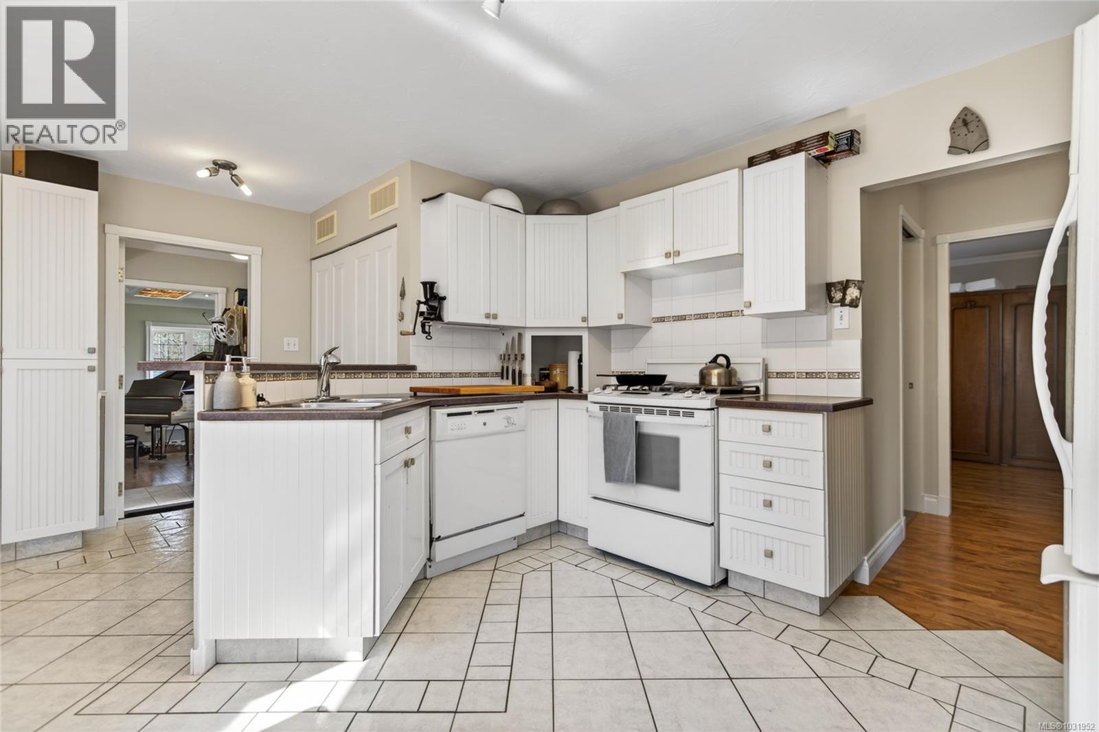 1195 URQUHART AVE - 11