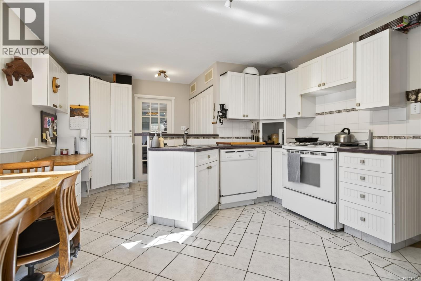 1195 URQUHART AVE - 12