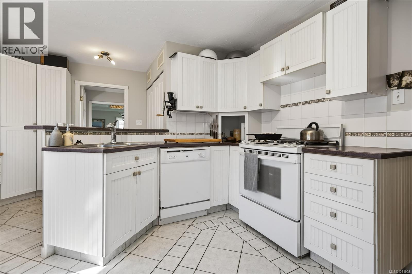 1195 URQUHART AVE - 9