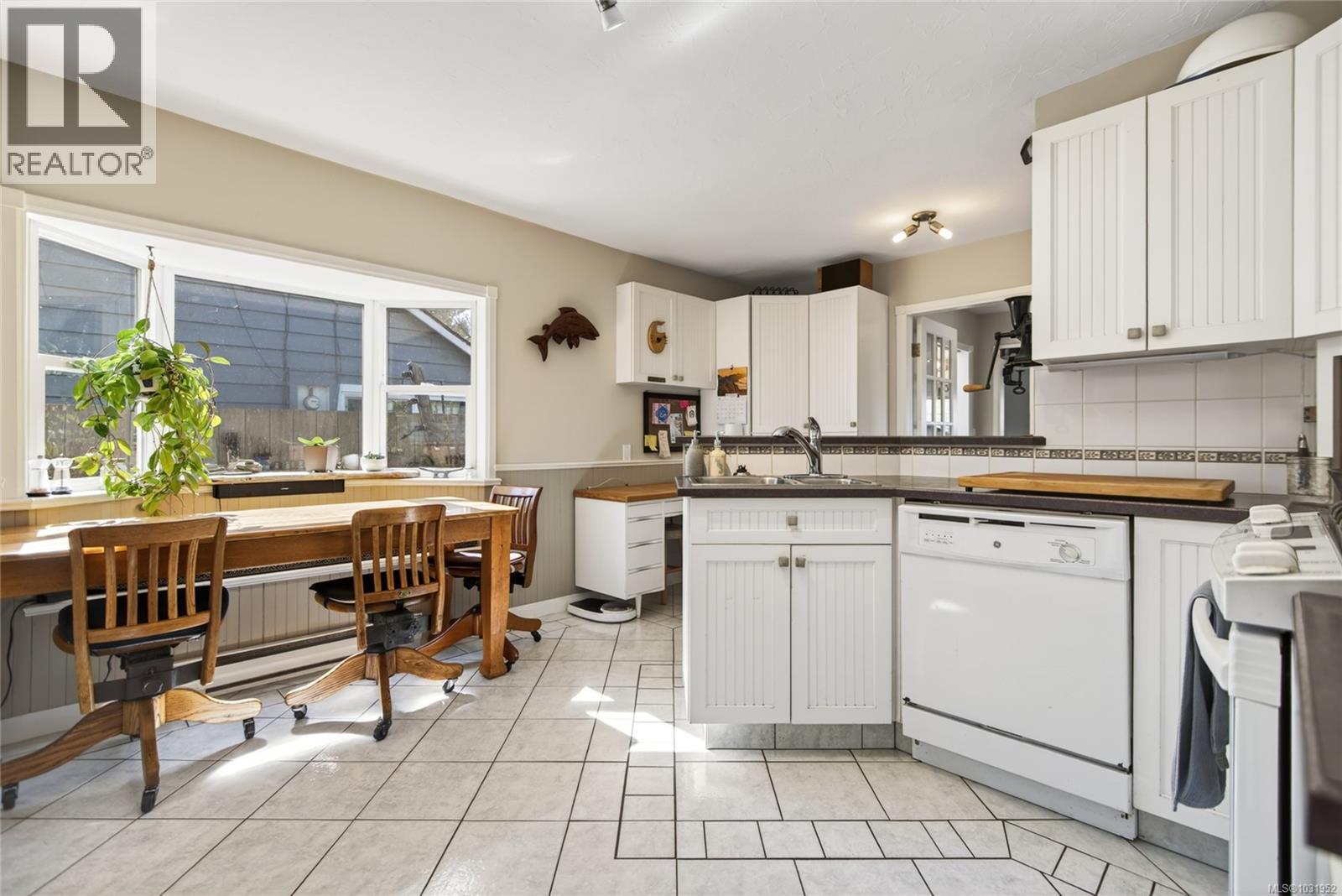 1195 URQUHART AVE - 13