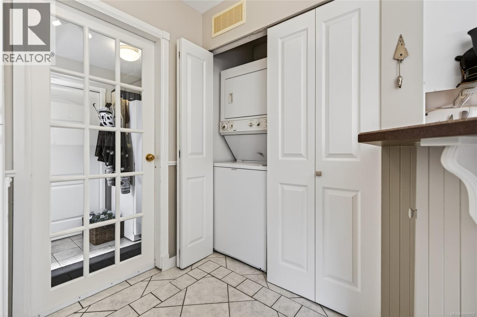 1195 URQUHART AVE - 21