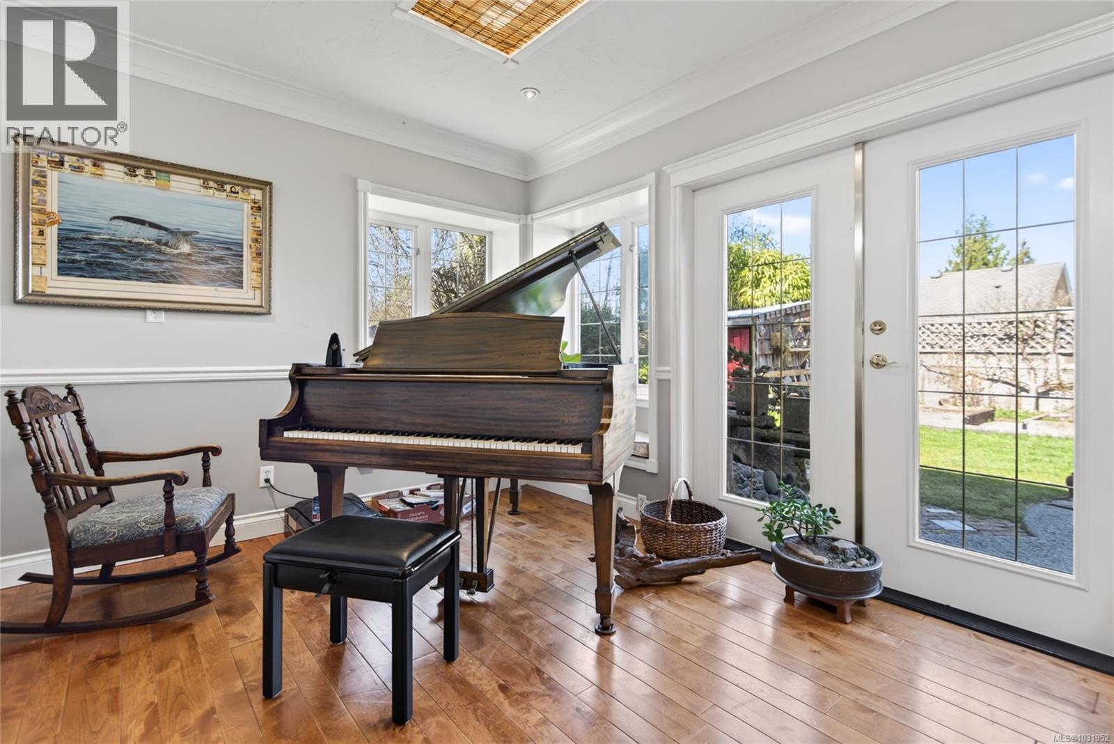 1195 URQUHART AVE - 26