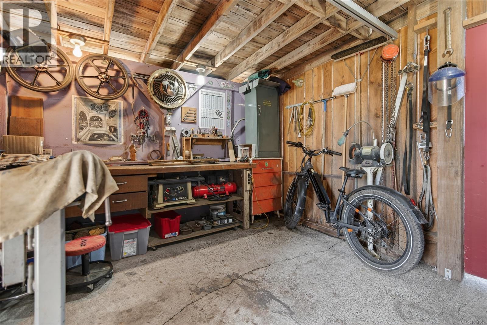 1195 URQUHART AVE - 40