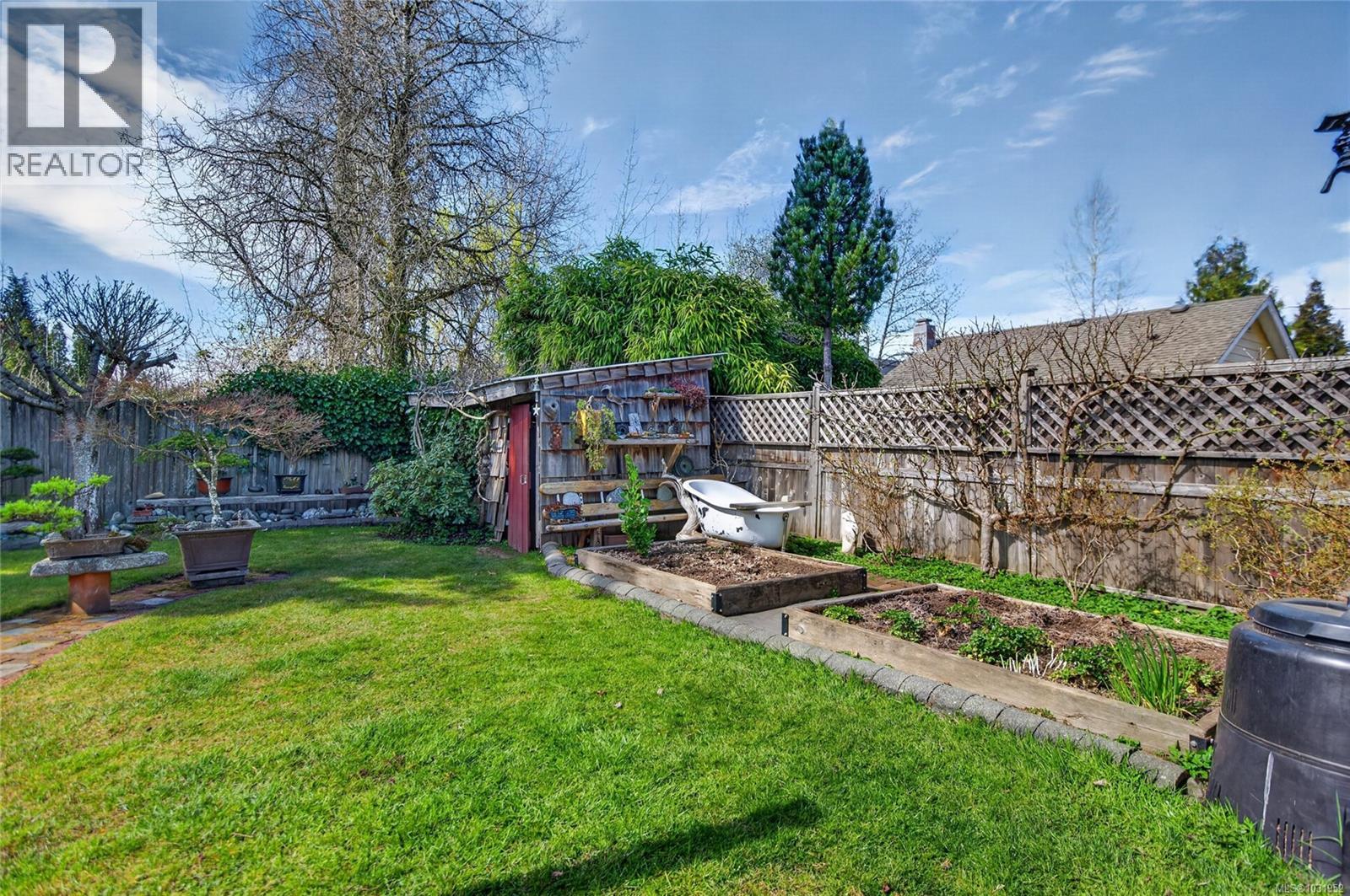 1195 URQUHART AVE - 34