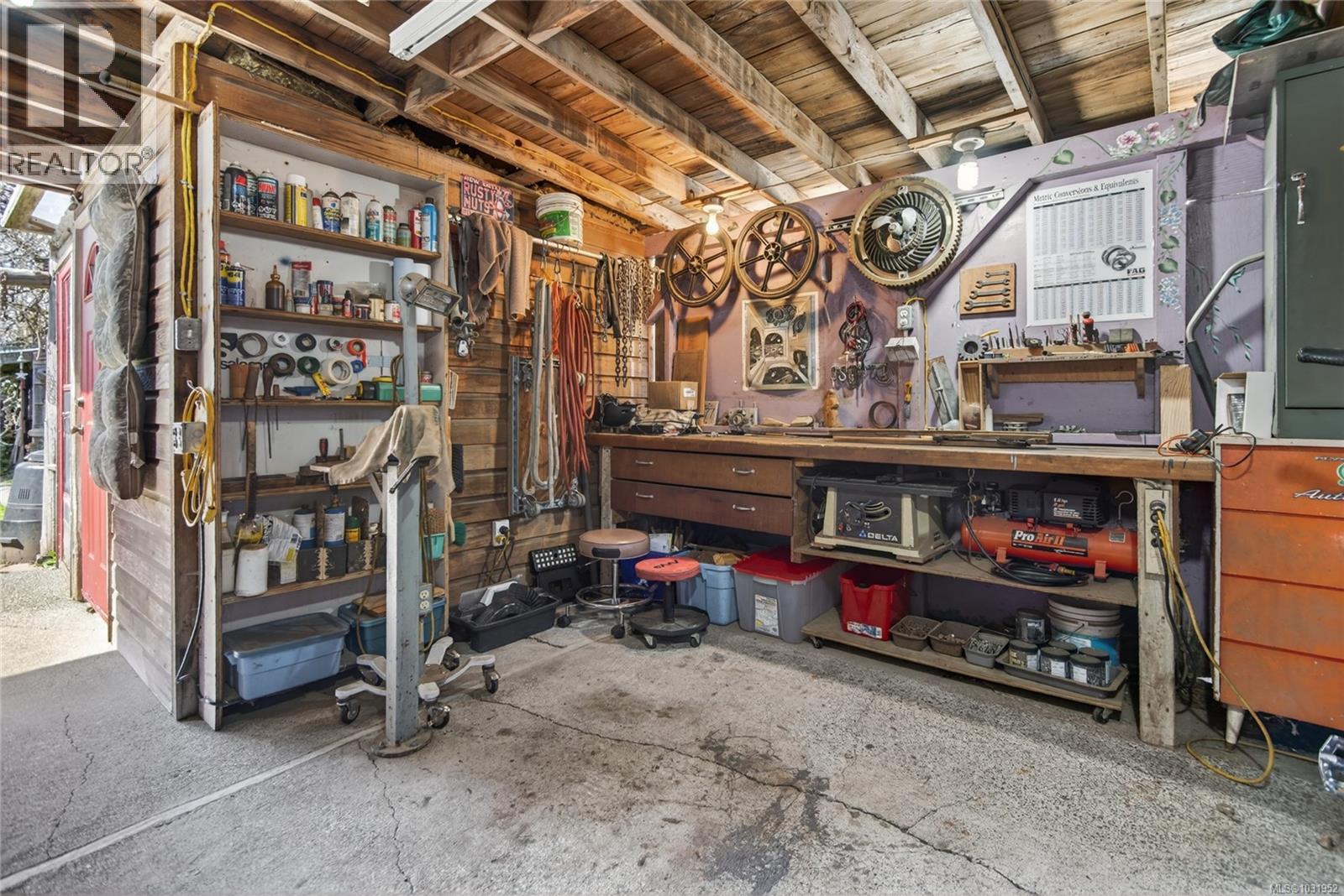 1195 URQUHART AVE - 39