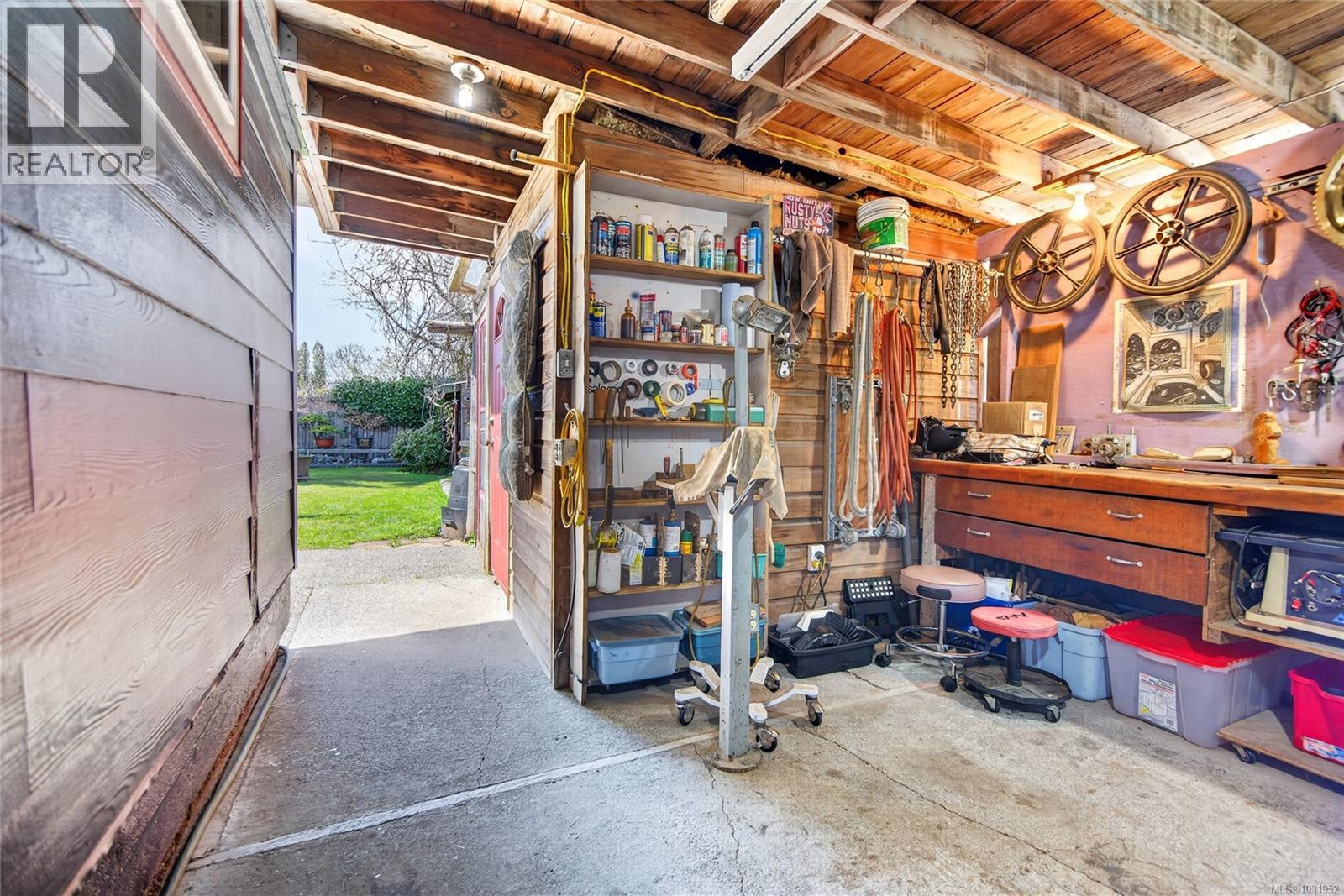 1195 URQUHART AVE - 38