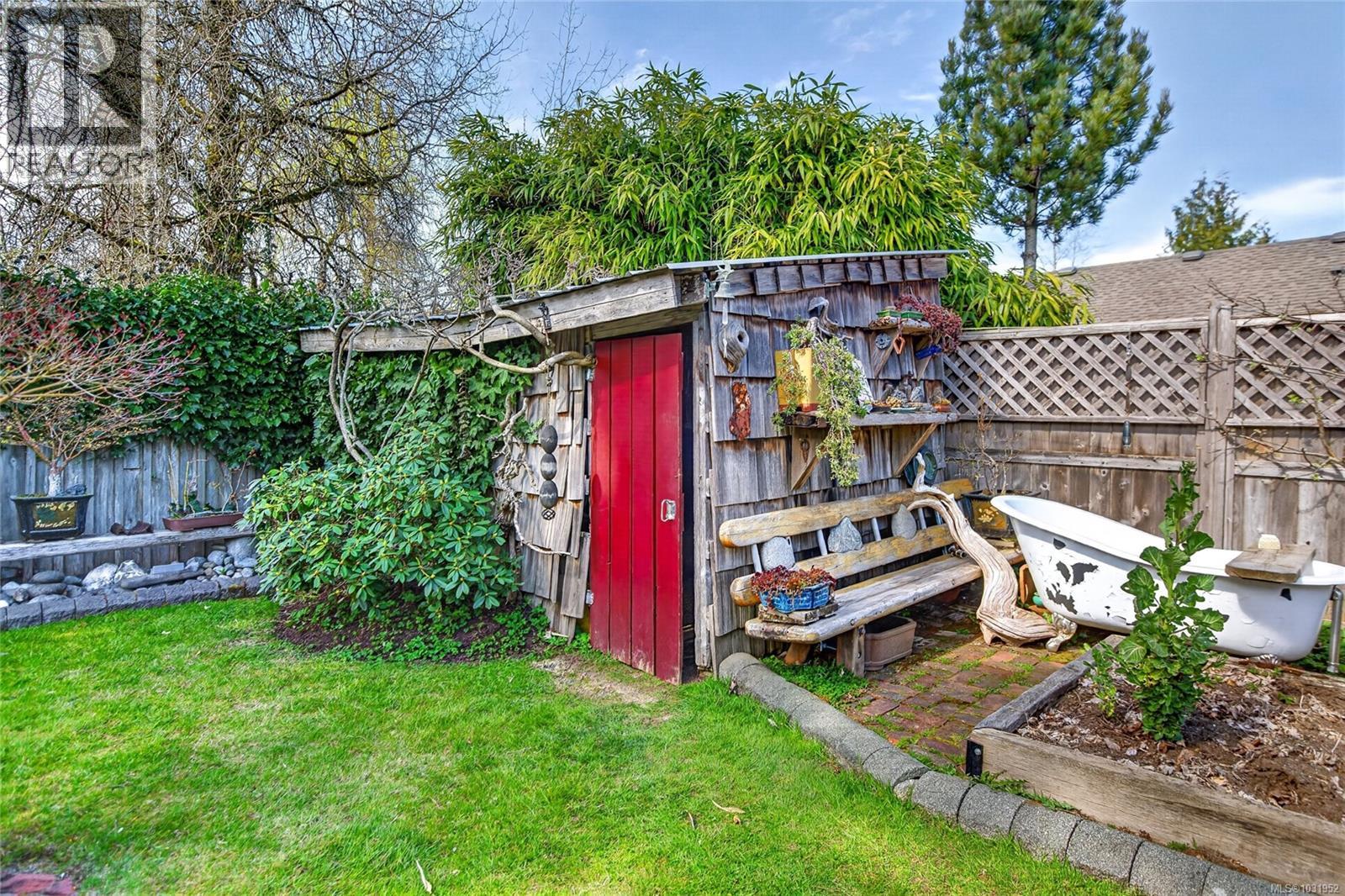 1195 URQUHART AVE - 36