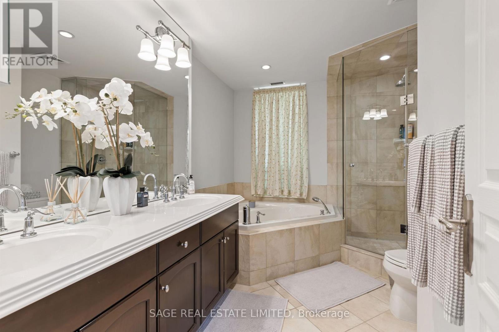 full ensuite bathroom