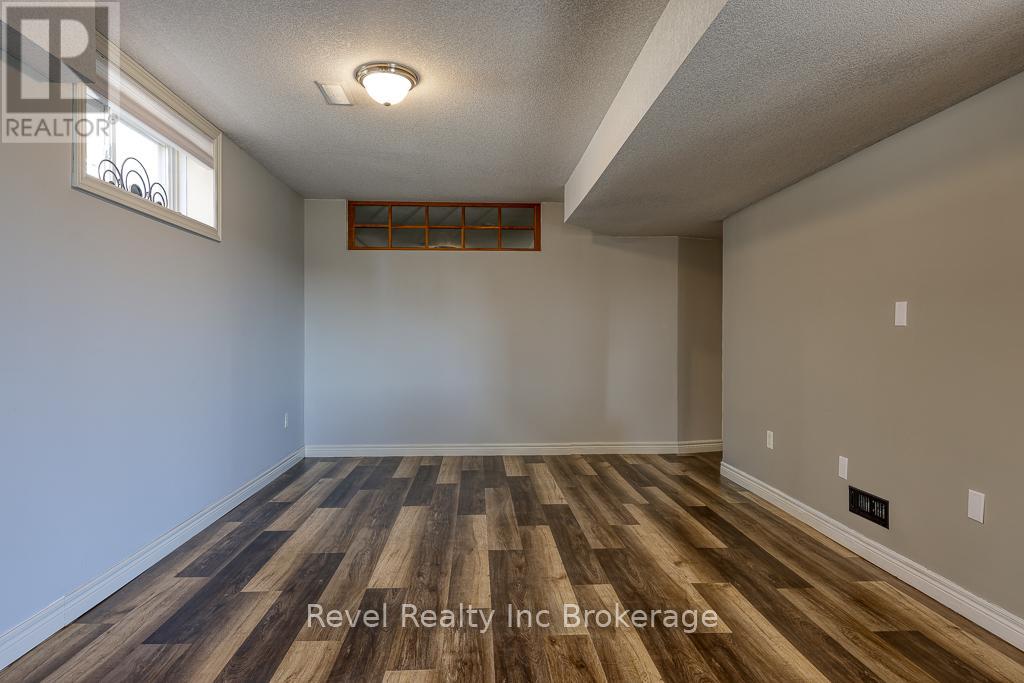 7 WOODHATCH CRESCENT — photo 31