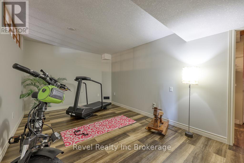 7 WOODHATCH CRESCENT — photo 32