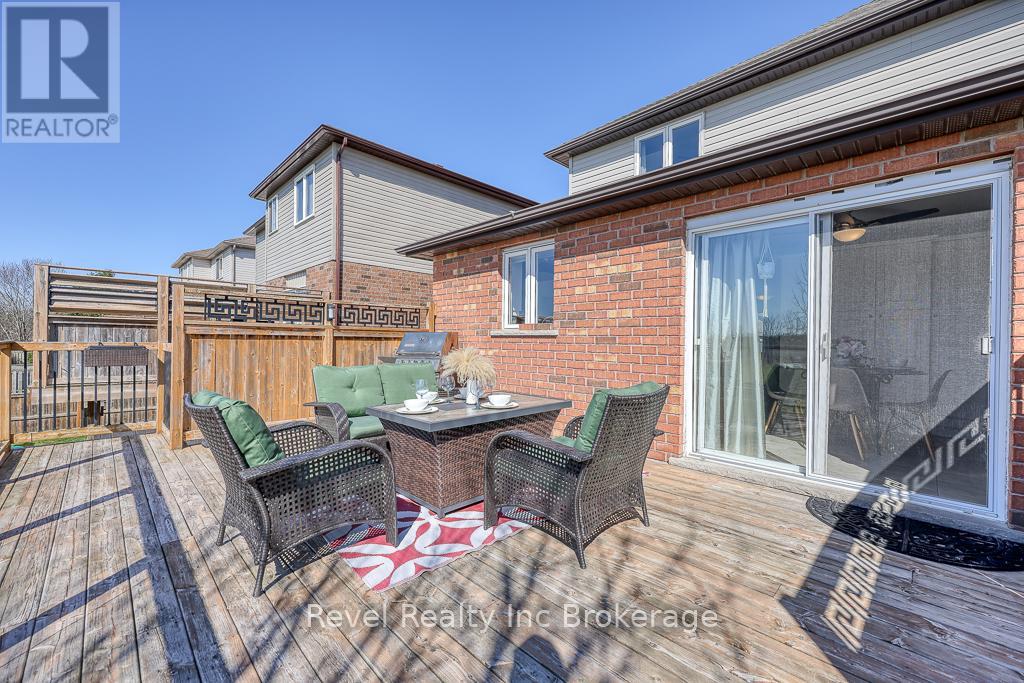7 WOODHATCH CRESCENT — photo 34