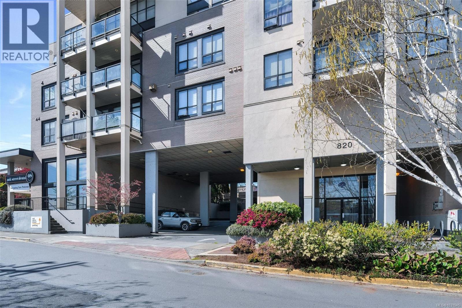 #205 820 SHORT ST - Image 2