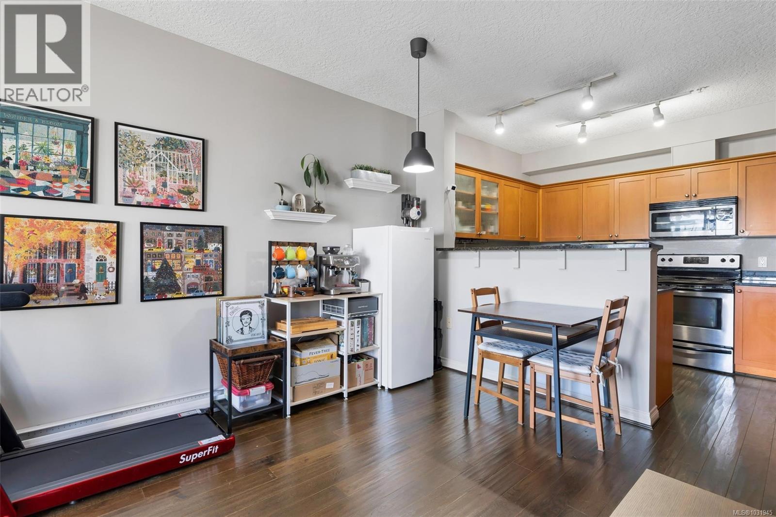 #205 820 SHORT ST - Image 3