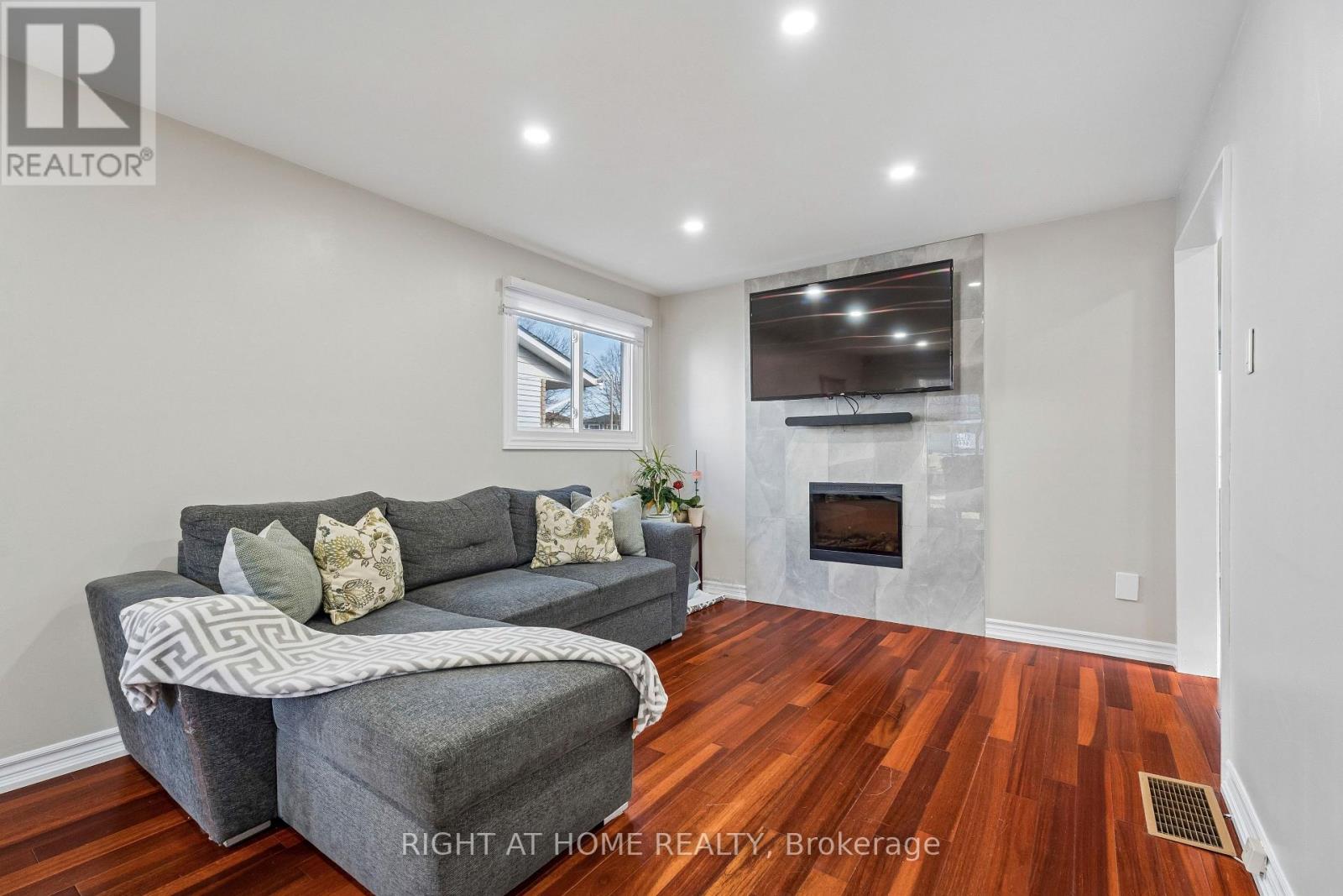 56 HEMINGWAY CRESCENT - 11