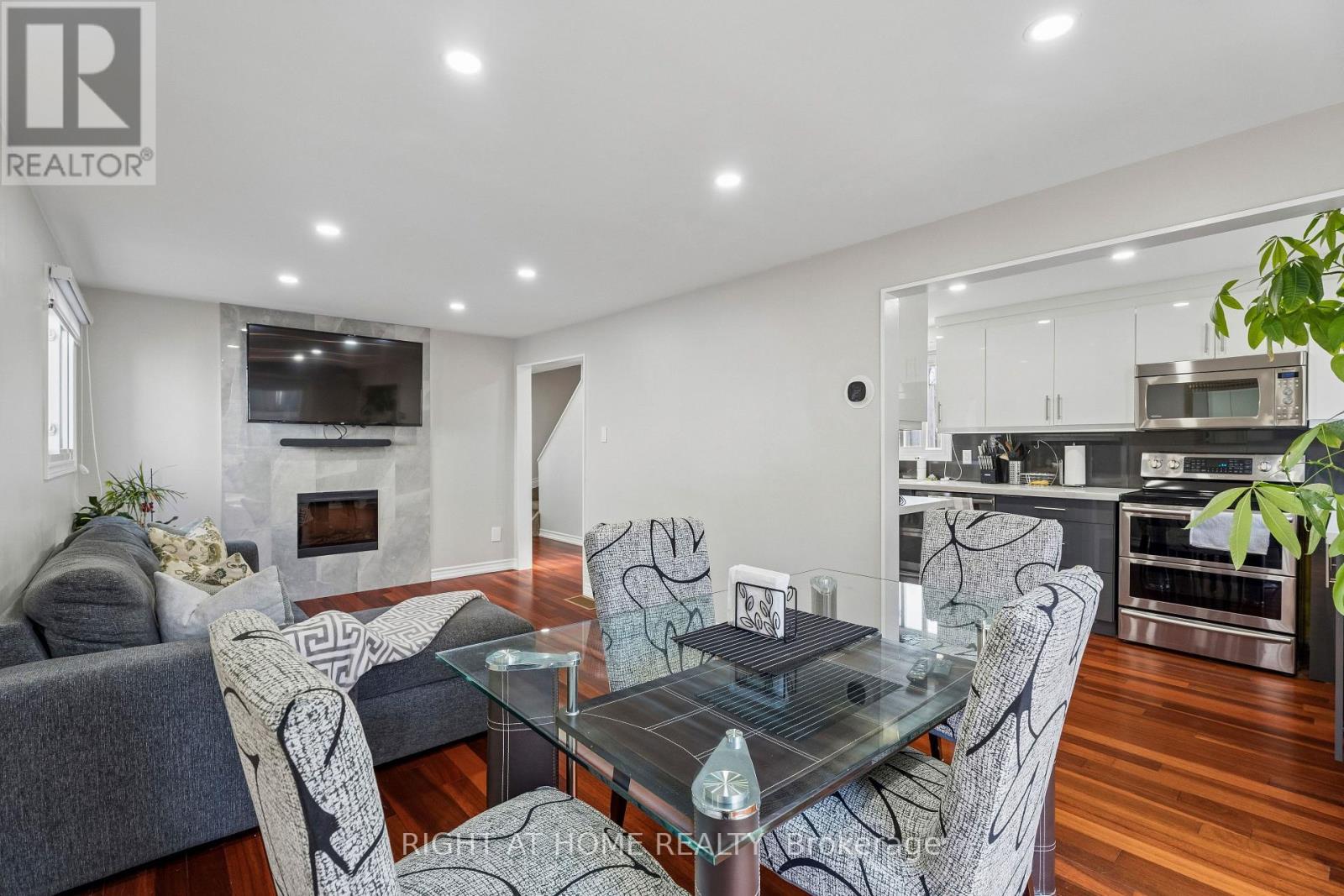 56 HEMINGWAY CRESCENT - 13