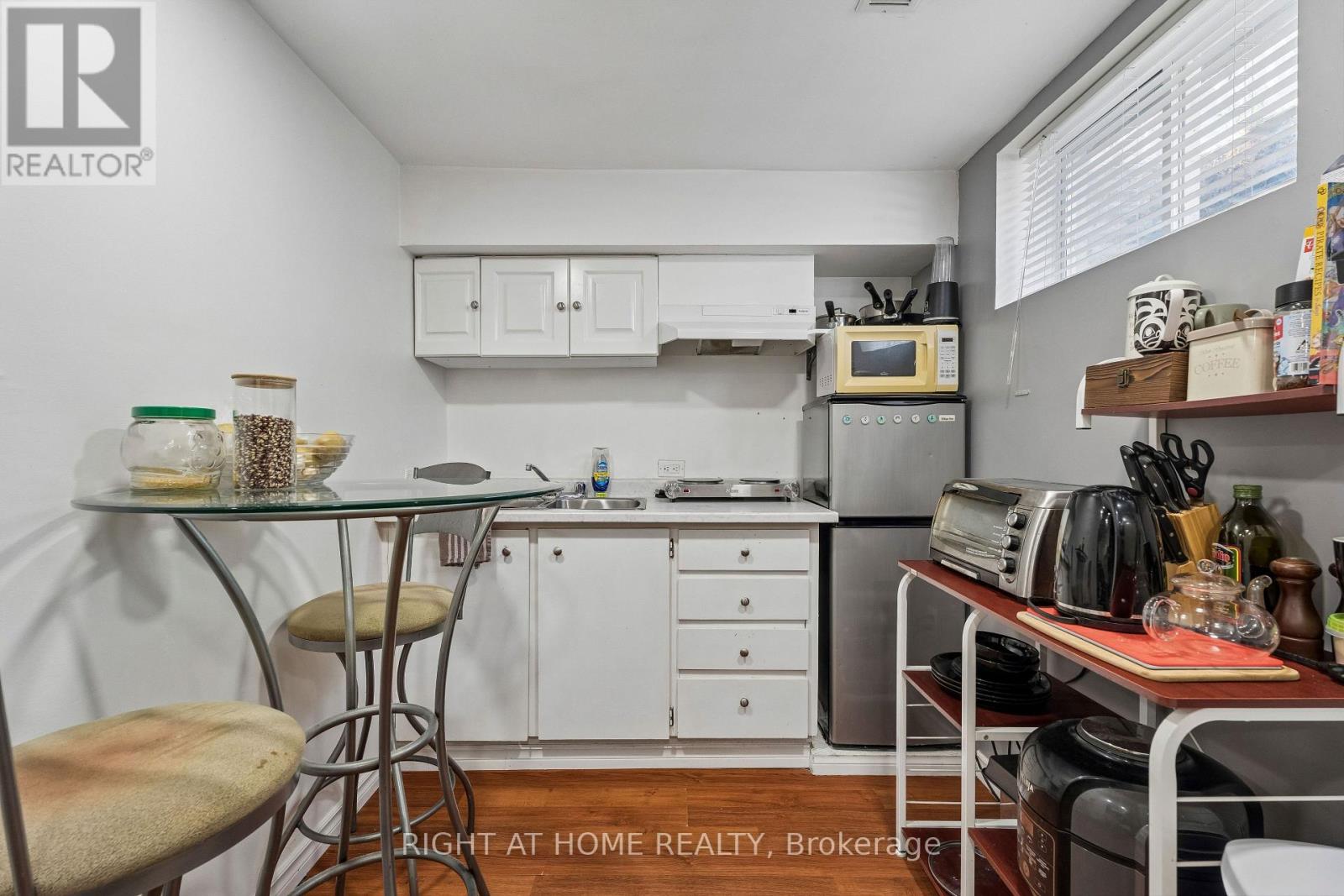 56 HEMINGWAY CRESCENT - 39