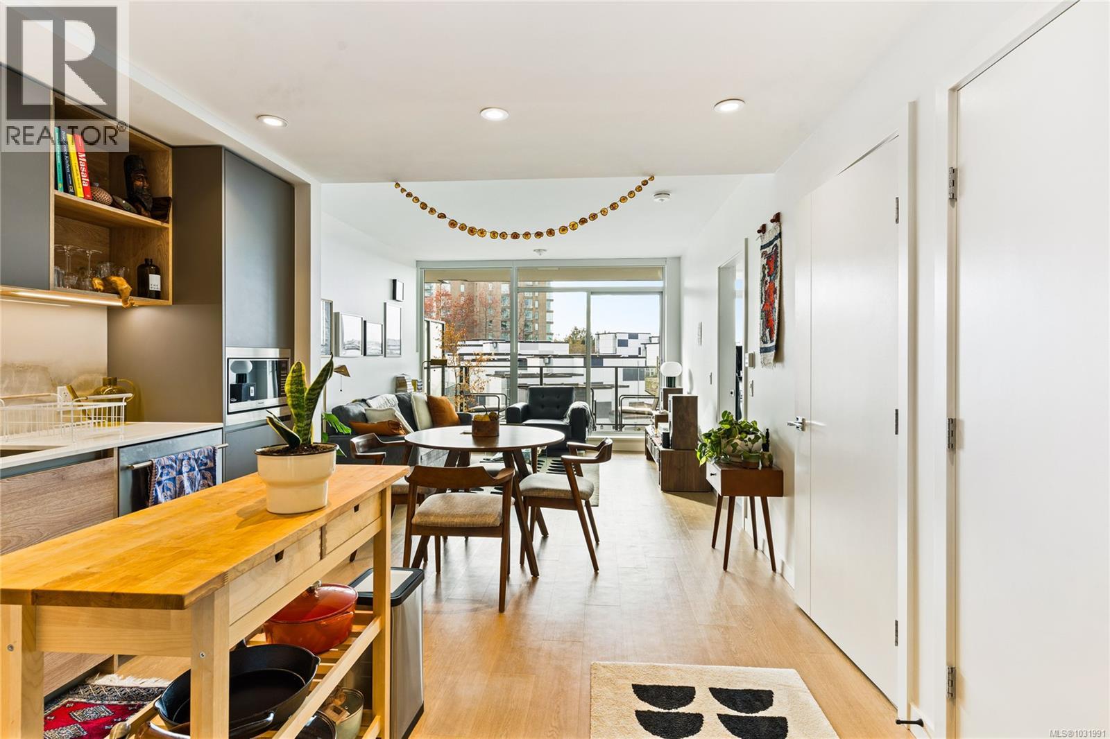 #507 369 TYEE RD - 32