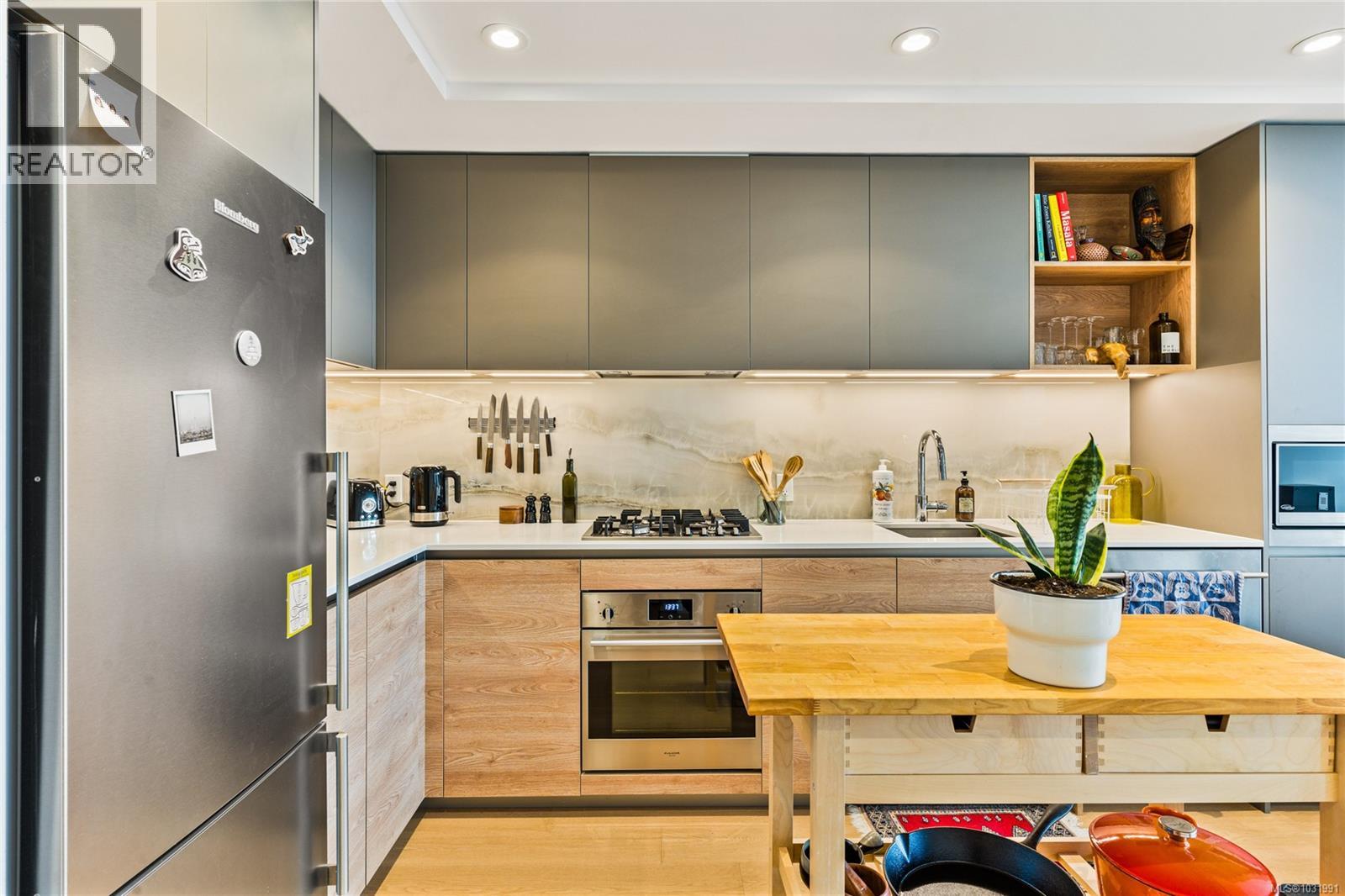 #507 369 TYEE RD - 8