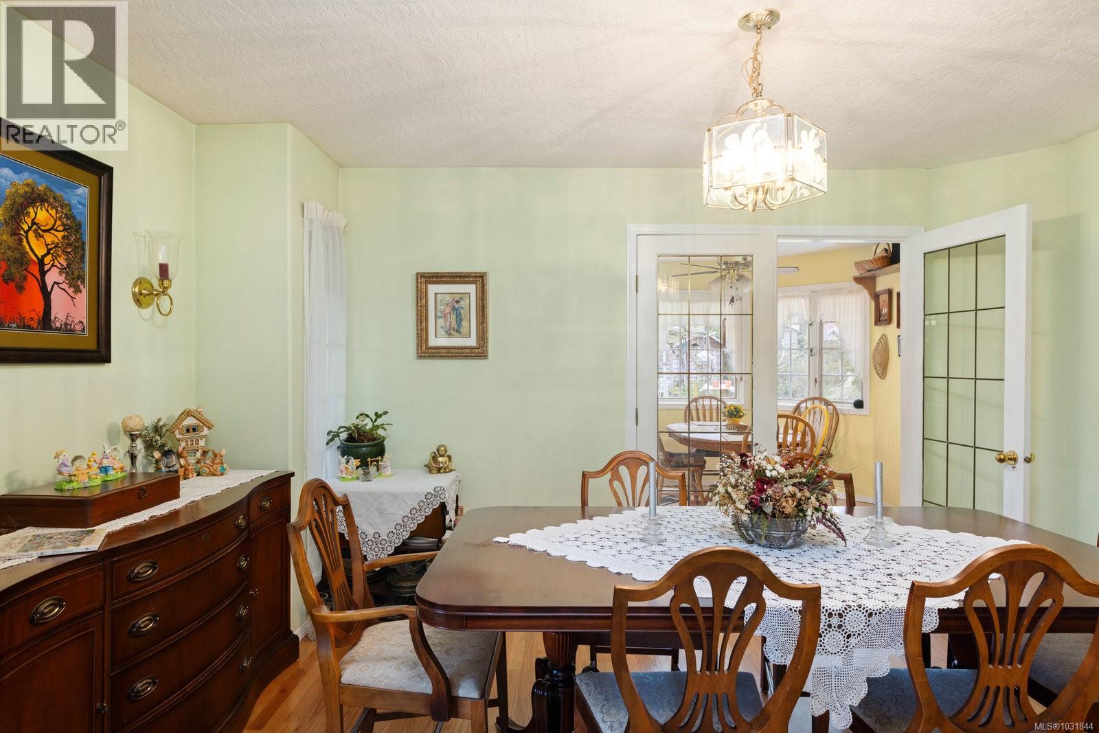  2832 Cadboro Bay Road, Oak Bay