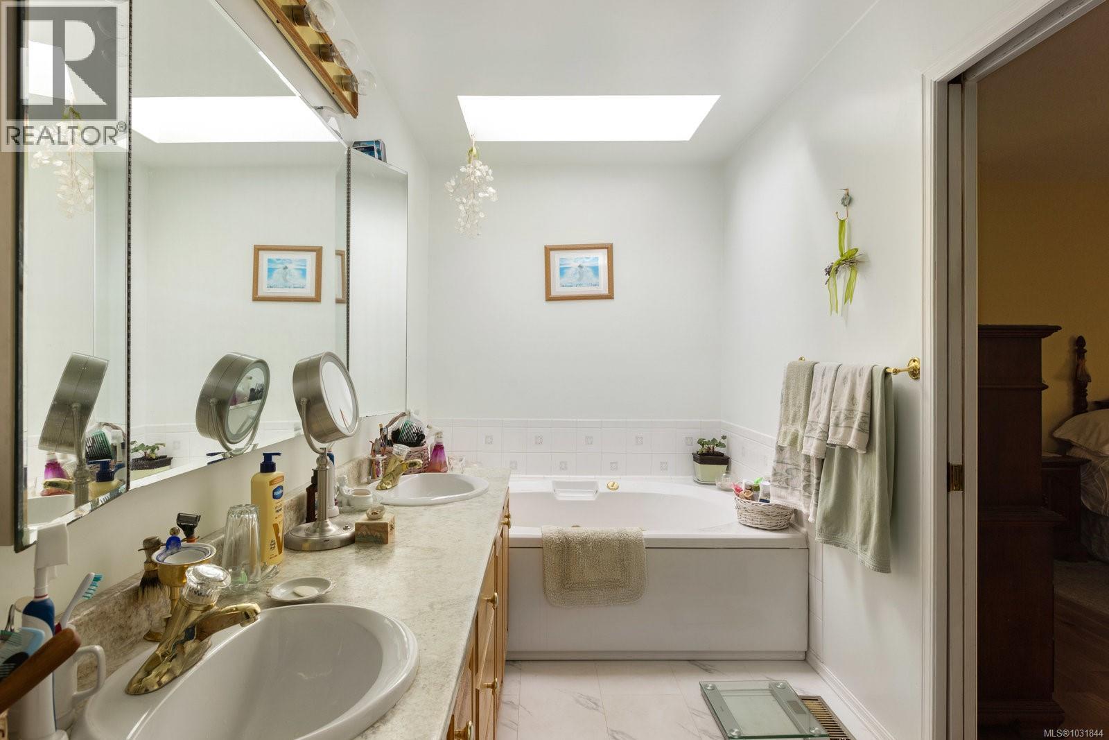  2832 Cadboro Bay Road, Oak Bay