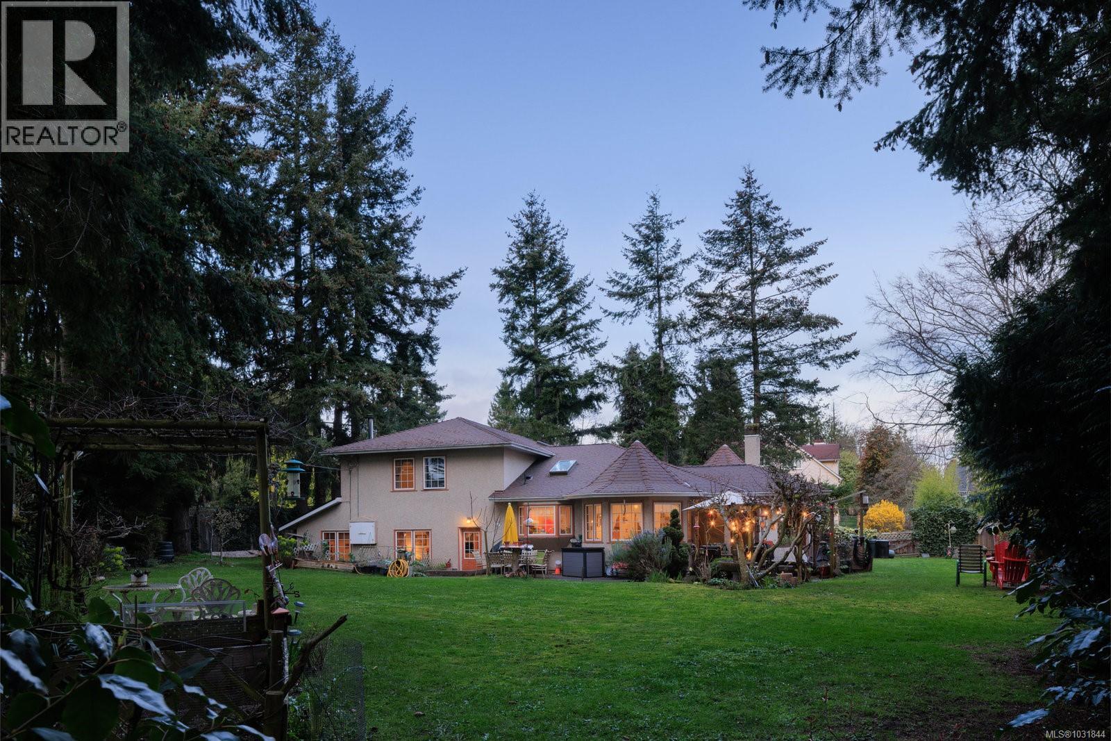  2832 Cadboro Bay Road, Oak Bay