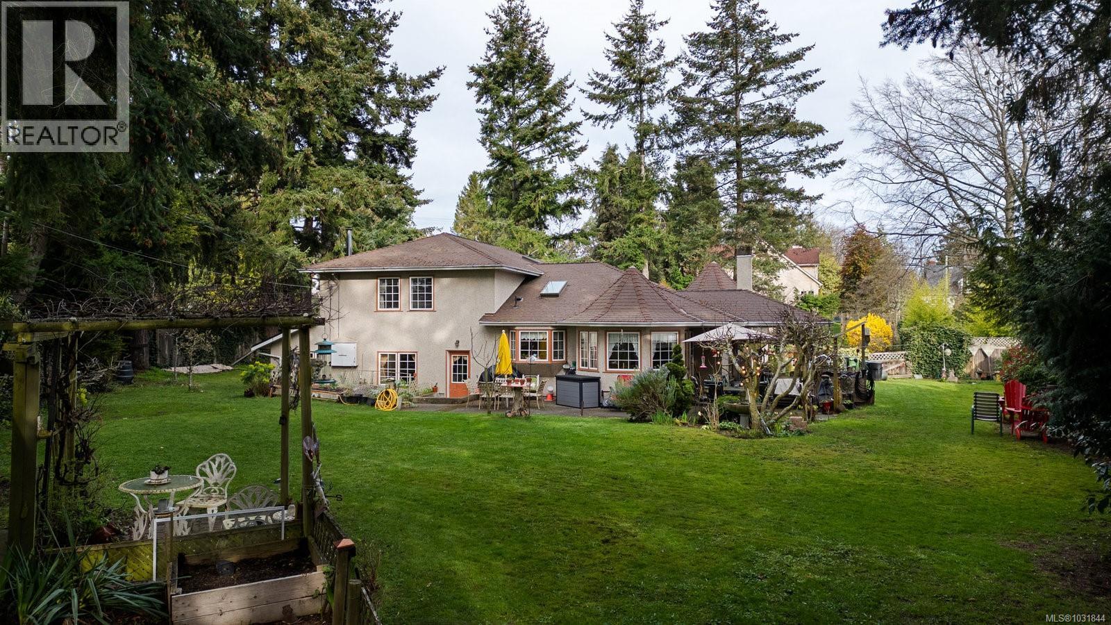  2832 Cadboro Bay Road, Oak Bay