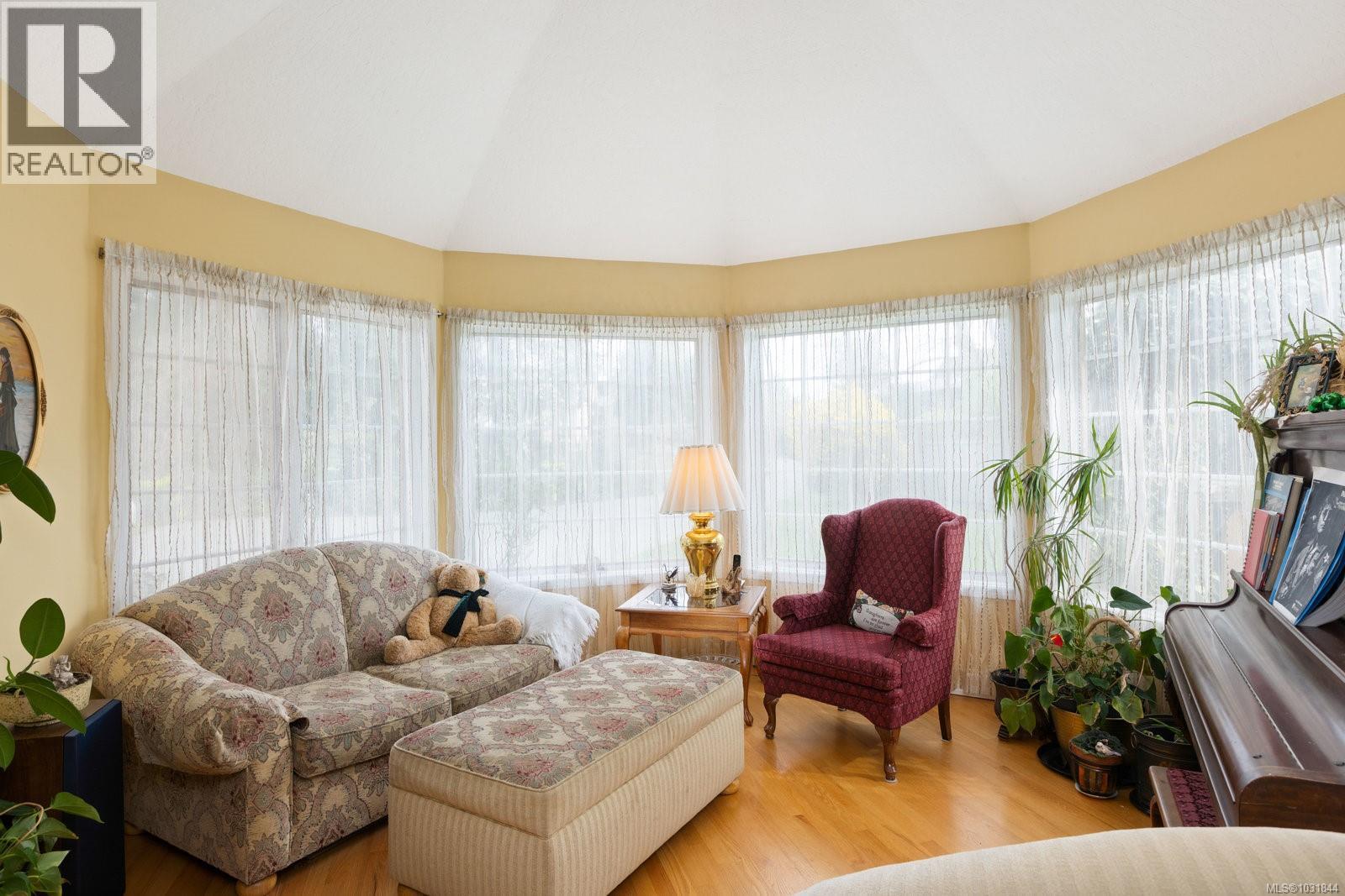  2832 Cadboro Bay Road, Oak Bay